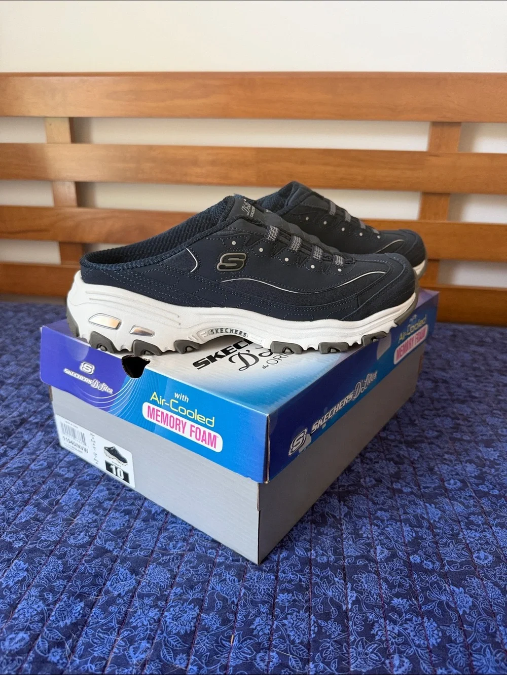Skechers Women’s D’Lites Resilient in Navy/White
